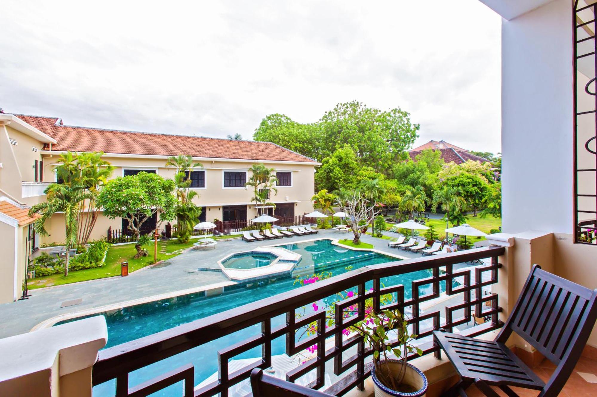 Hébergement Supérieur - Vue sur Piscine/Jardin/Ville