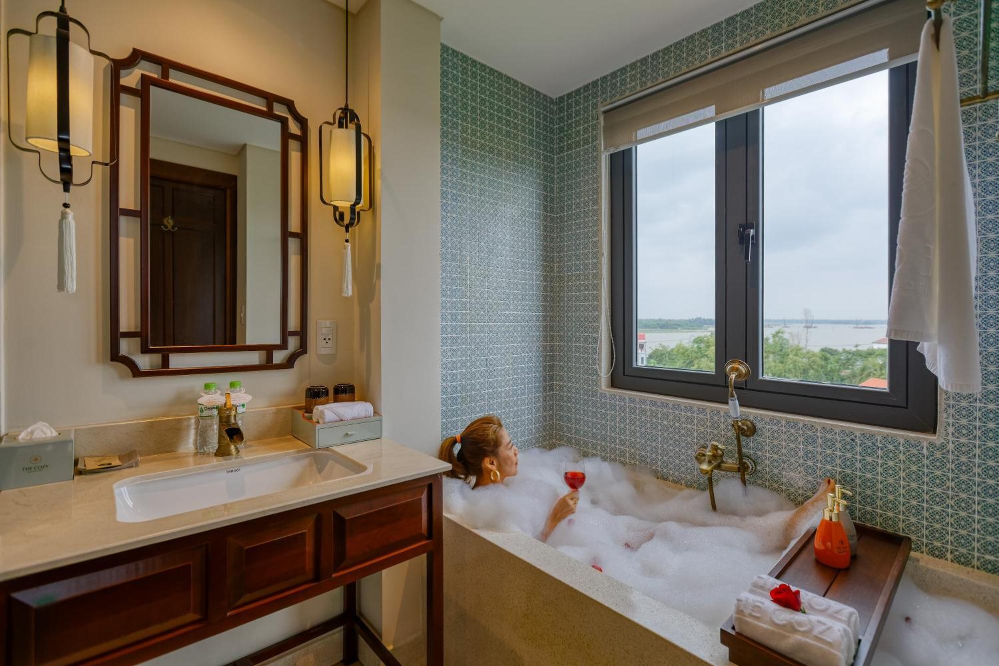 Essence Family Connecting Suite Bathtub Balcony Courtyard View,1687527513:JPEG